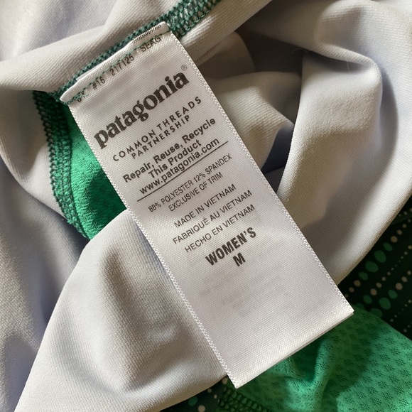 Sz M Patagonia Hoodie - Stretchy with Unique Features- Excelllent Condition ❤️😊 - Picture 13 of 13